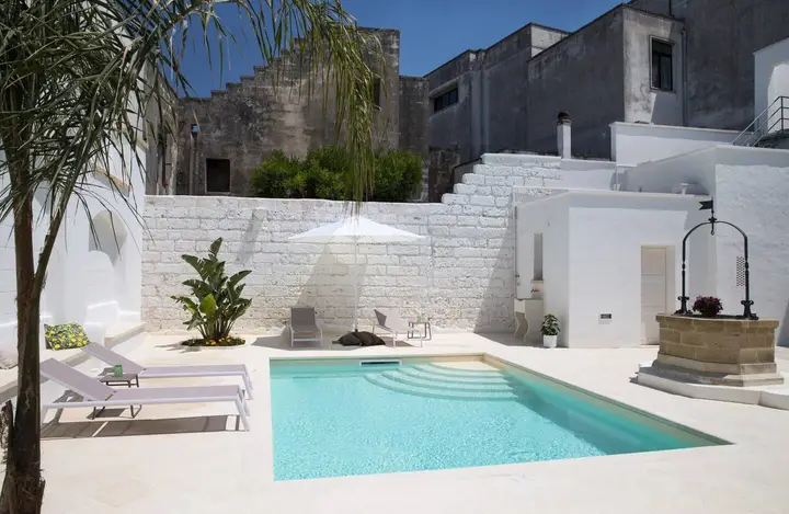 La piscina privata tra i muri a calce e la pietra del centro storico