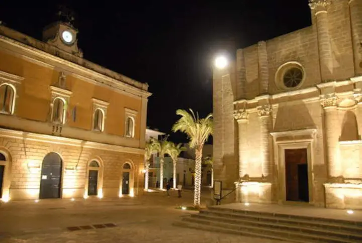 Piazza Libertà e la chiesa madre, a due passi dalla casa