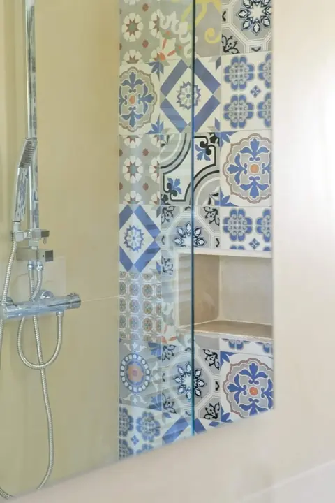 Bagno con doccia e maioliche