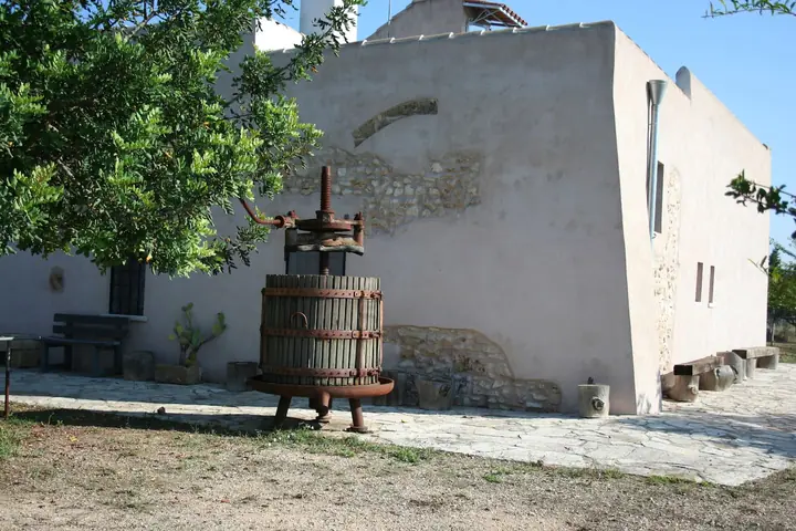 Il cortile con l’antico torchio da uva