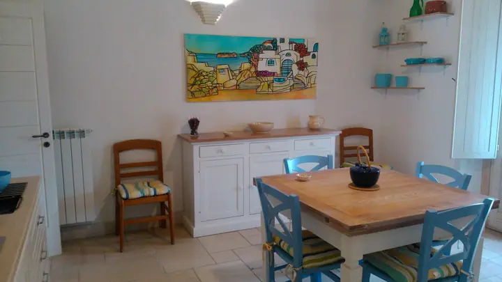 L’angolo cottura con il quadro del Salento