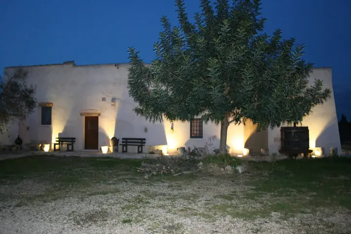 La facciata della masseria illuminata