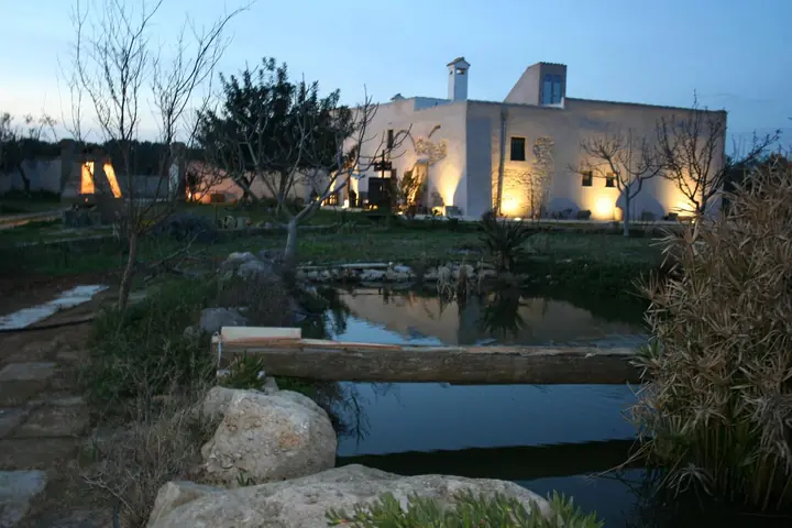 Lo stagno e la masseria all’imbrunire