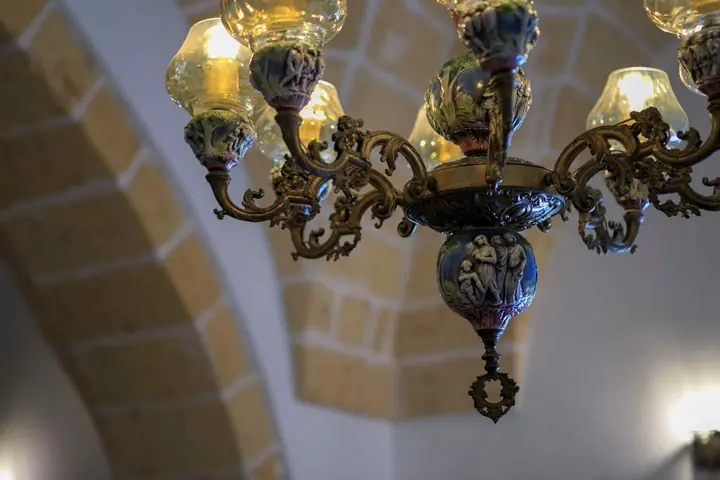 Dettaglio: lampadario sotto la volta
