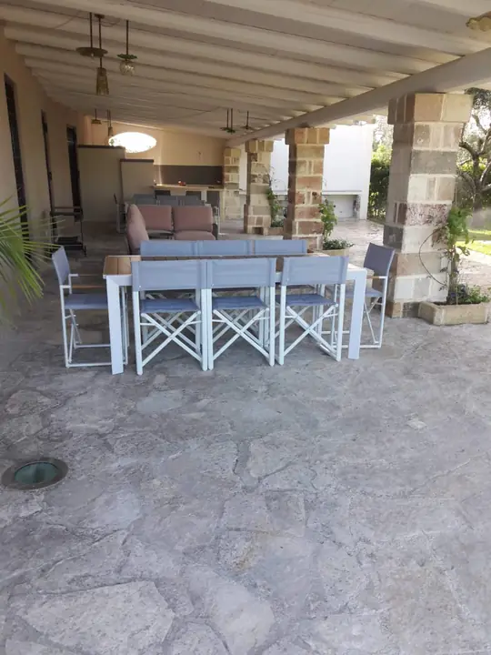 Il grande tavolo da pranzo sotto il patio