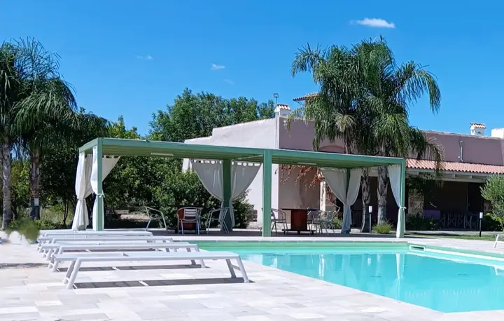 Il grande gazebo a bordo piscina