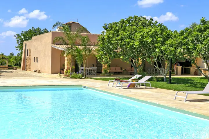 La piscina 12×6 m davanti alla masseria