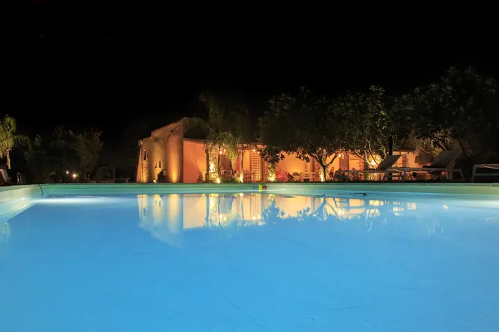 La piscina illuminata di sera