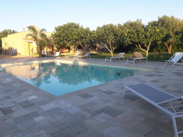 La piscina all’imbrunire