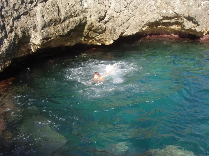 Le grotte di Roca, sulla costa adriatica